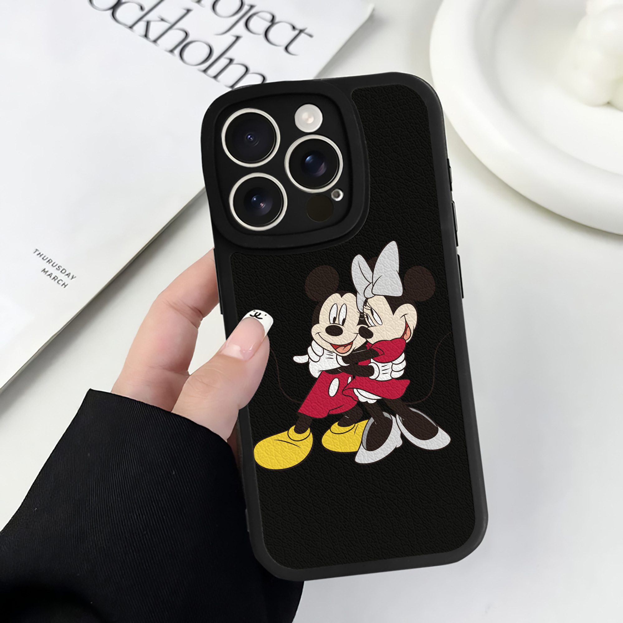 （画像用） ミッキーマウス Mickey Mouse 【iPhone 16シリーズ対応】シリコンスマホケース（レザー調） 材質：シリコン